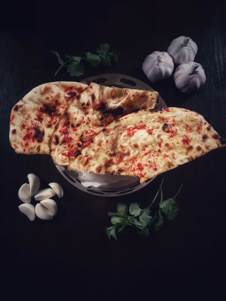 Naan Brot,Naan Brot indisch,Naan aus dem Tandoor,indisches Fladenbrot,Butter Naan,Garlic Naan,Kashmiri Naan,Naan Brot Düsseldorf,Naan Brot Geschichte,Unterschied Naan Roti